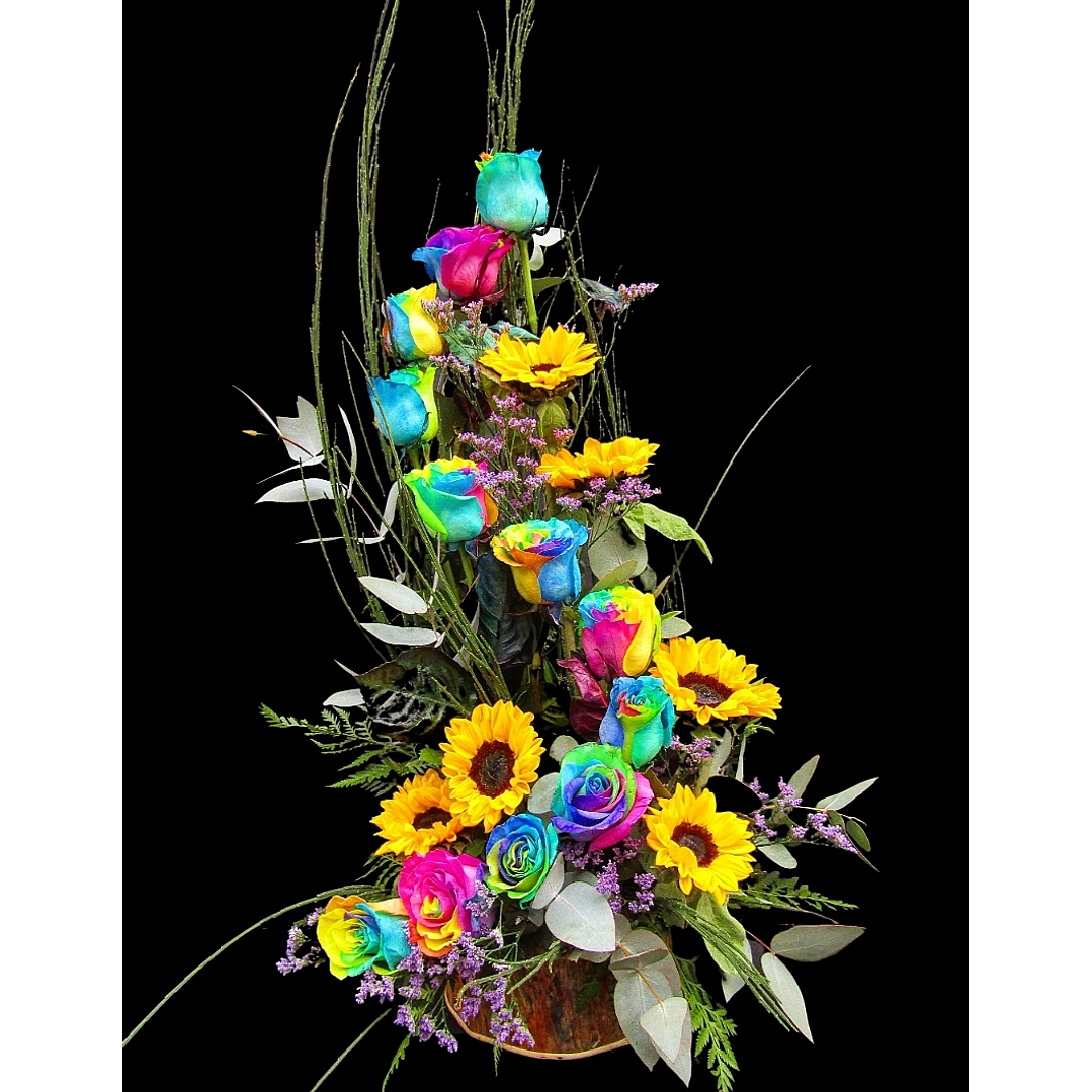 Espiral de rosas arcoiris en base rústica  1