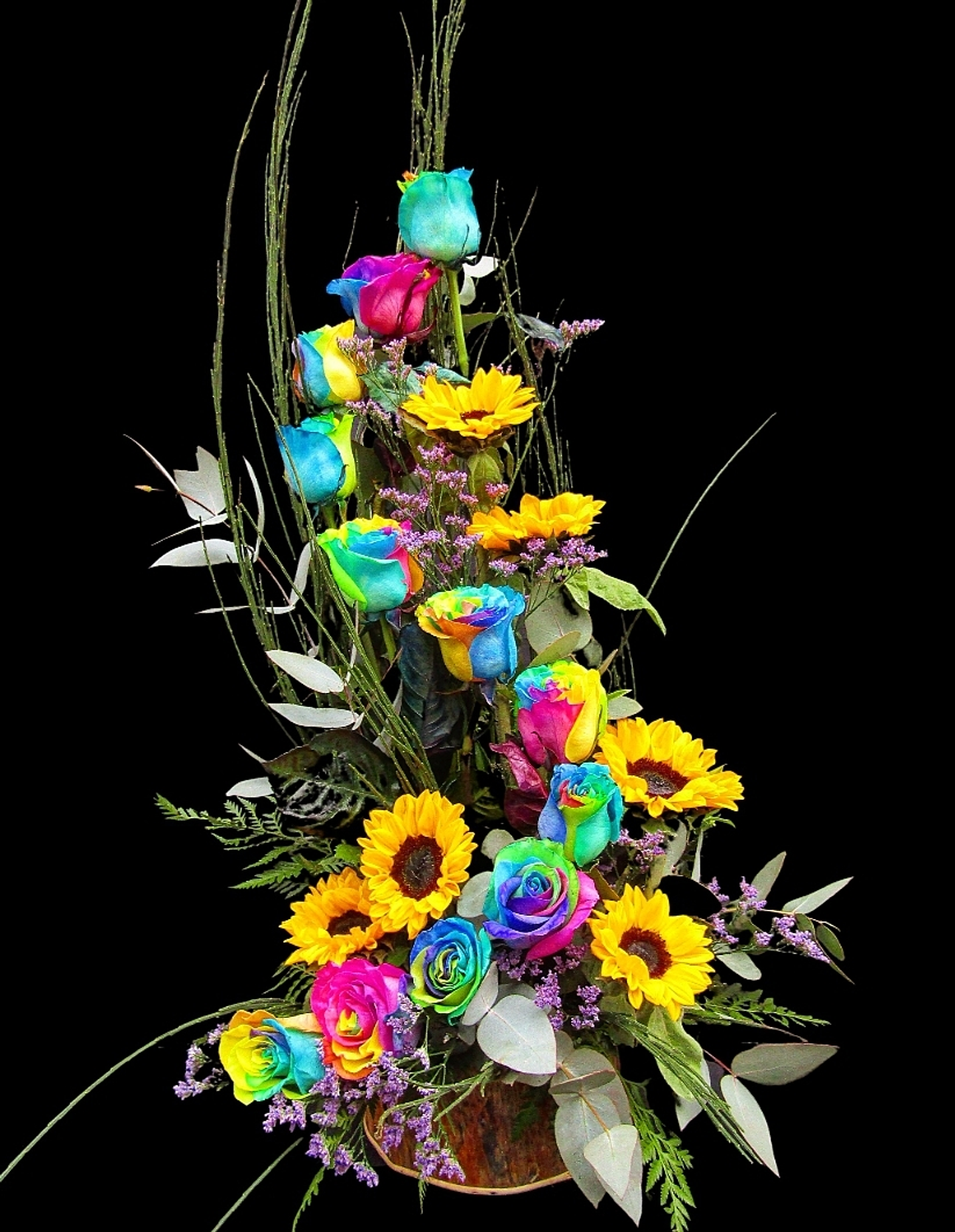 Espiral de rosas arcoiris en base rústica  1