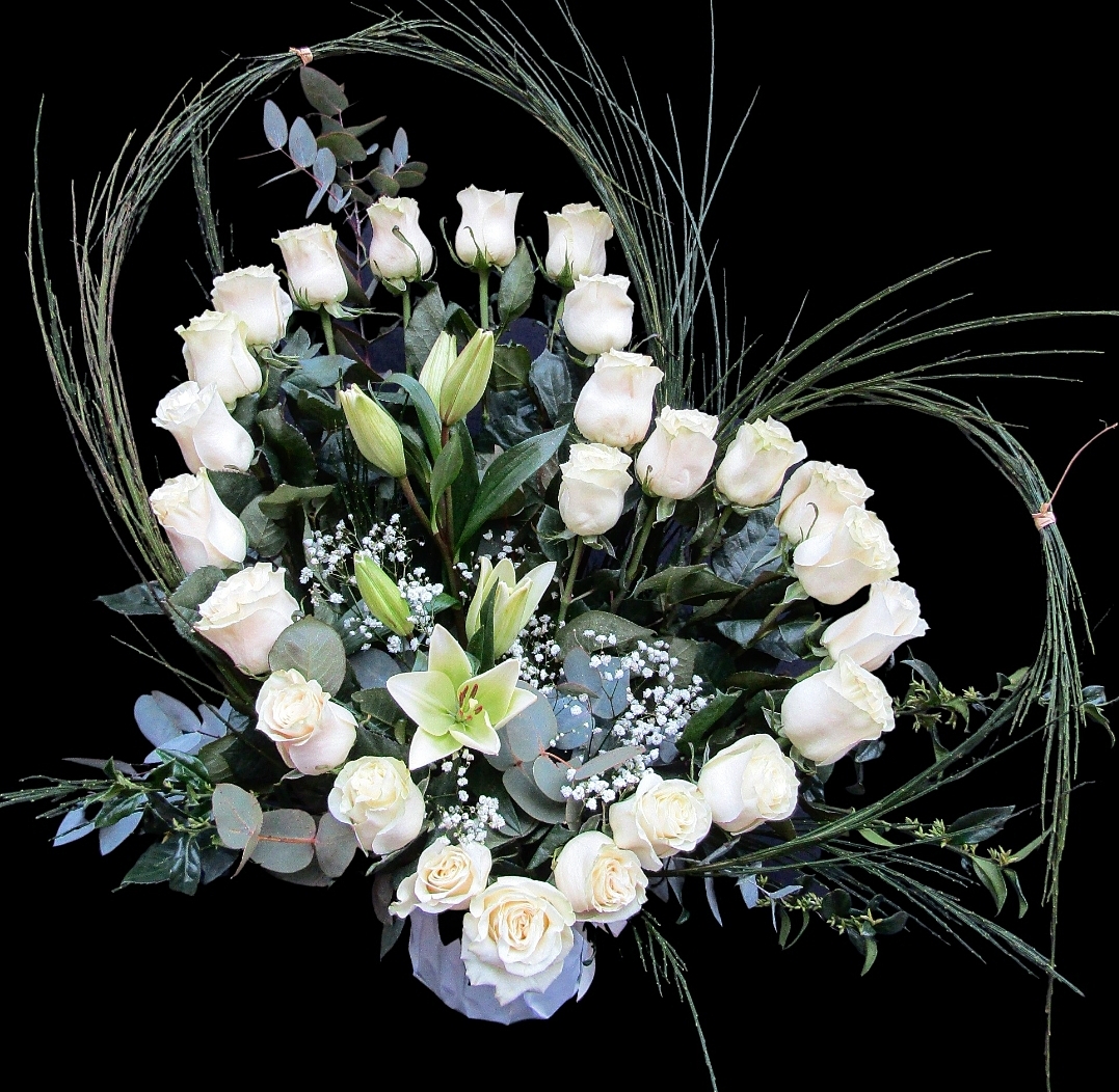 Corazón de rosas blancas y liliums blancos