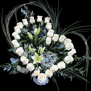 Corazón de rosas blancas y liliums blancos