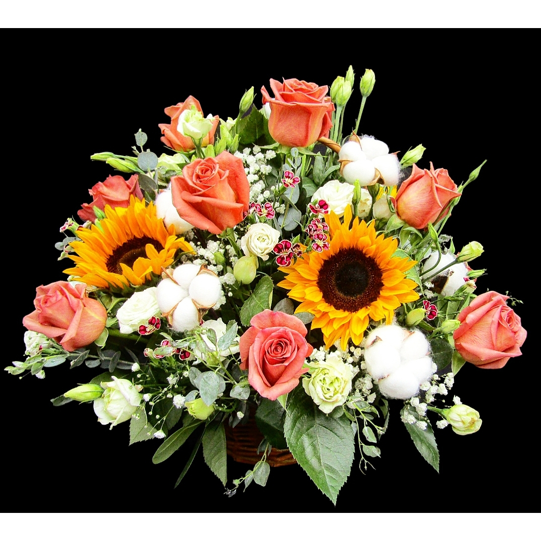 Cesta de rosas , girasoles y algodones 1