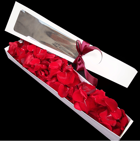 Caja de pétalos rojos