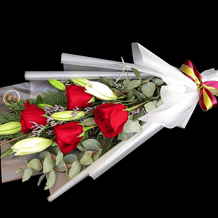 Ramo de rosas rojas y liliums 