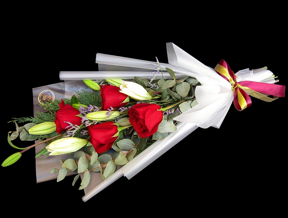 Ramo de rosas rojas y liliums  1
