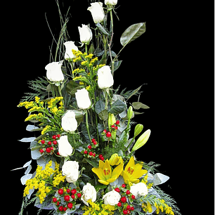 Espiral de rosas blancas y liliums