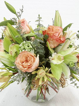 Rosas damasco en pecera mixta con orquídeas Cymbidium 