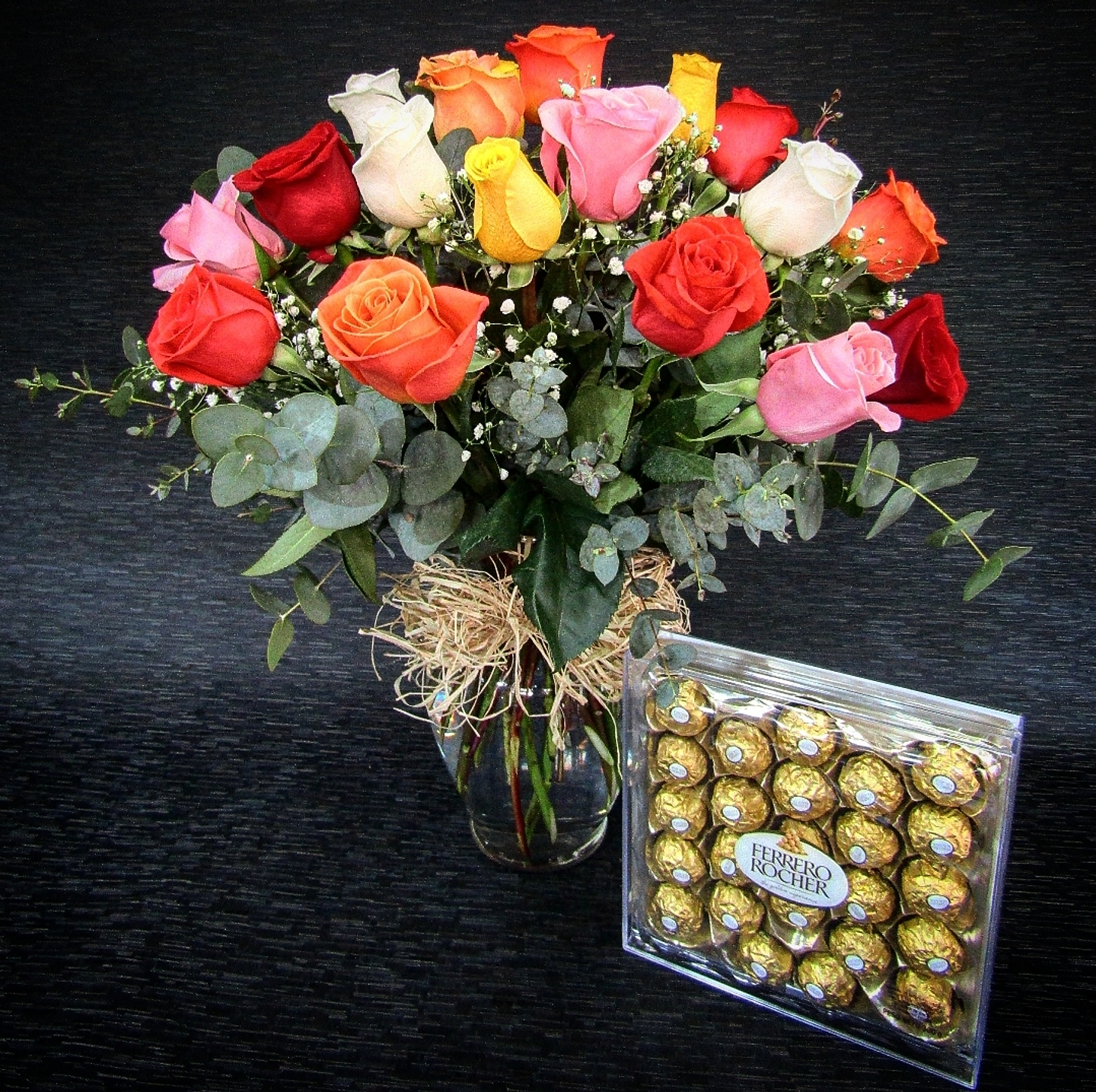 Florero de rosas multicolor y bombones de 24 unidades 1