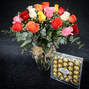Florero de rosas multicolor y bombones de 24 unidades
