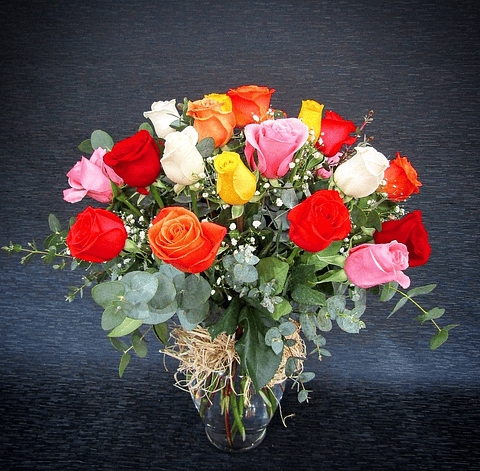 Florero de rosas primaveral