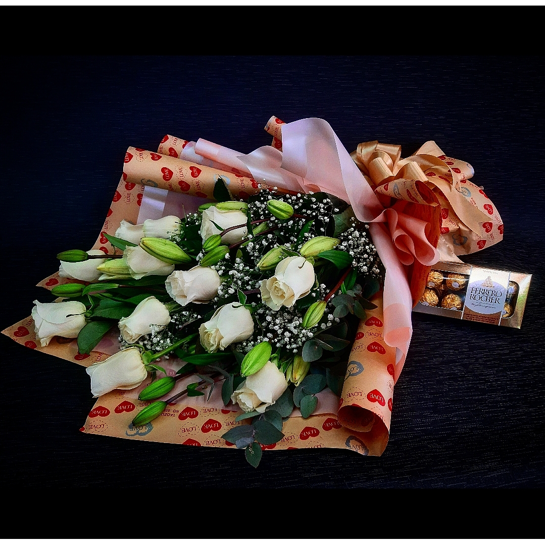 Florencia ramo de rosas blancas y bombones 8 unidades. 1