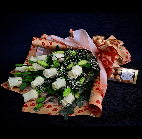 Florencia ramo de rosas blancas y bombones 8 unidades.