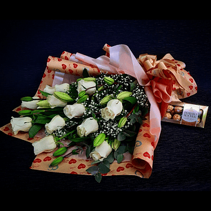 Florencia ramo de rosas blancas y bombones 8 unidades.