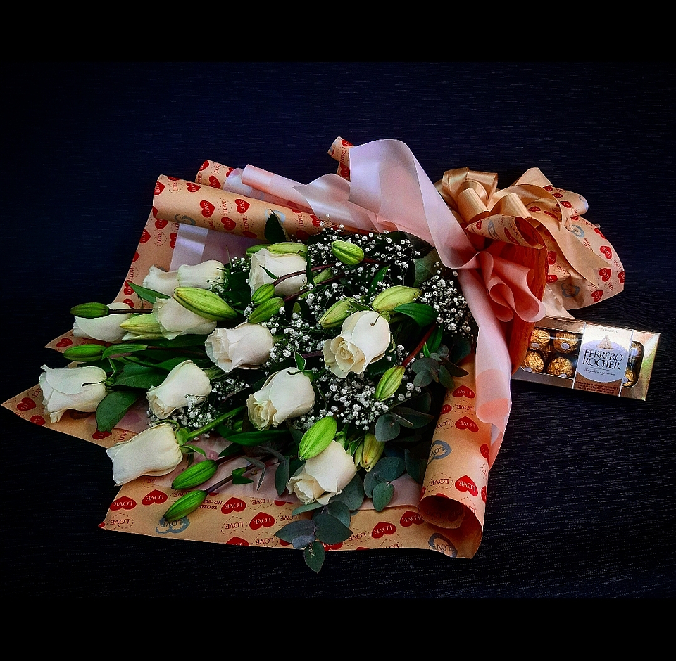 Florencia ramo de rosas blancas y bombones 8 unidades. 1