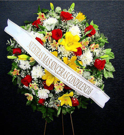 Medallón de condolencias en atril con cinta impresa