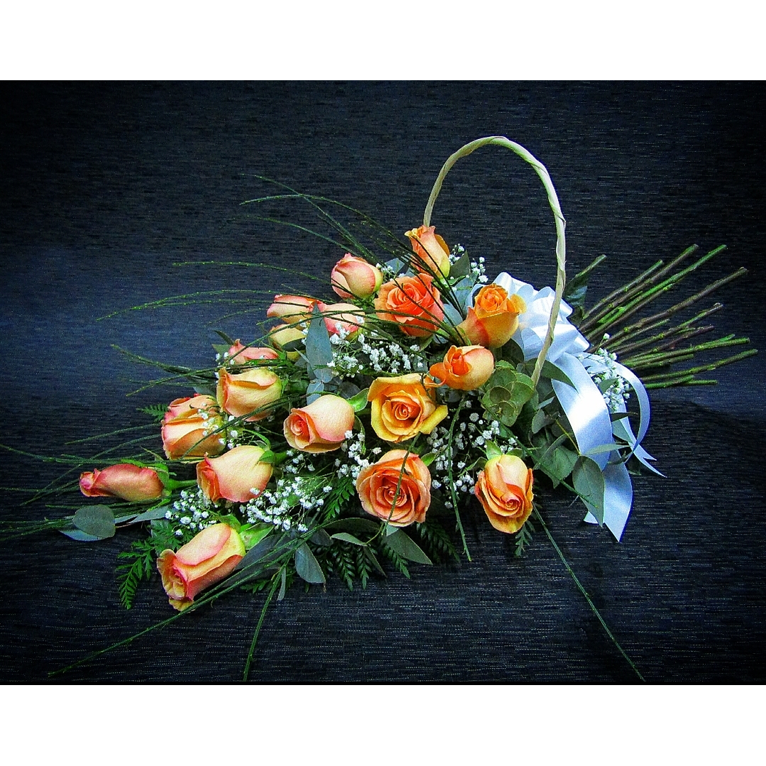 Ramo de rosas damasco en cesta tendida 1