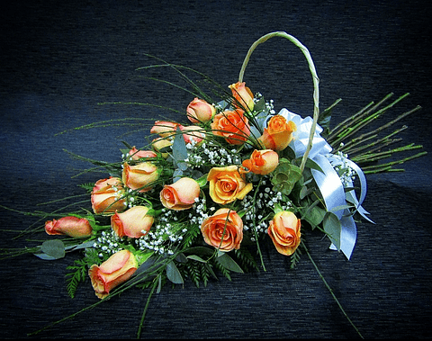 Ramo de rosas damasco en cesta tendida