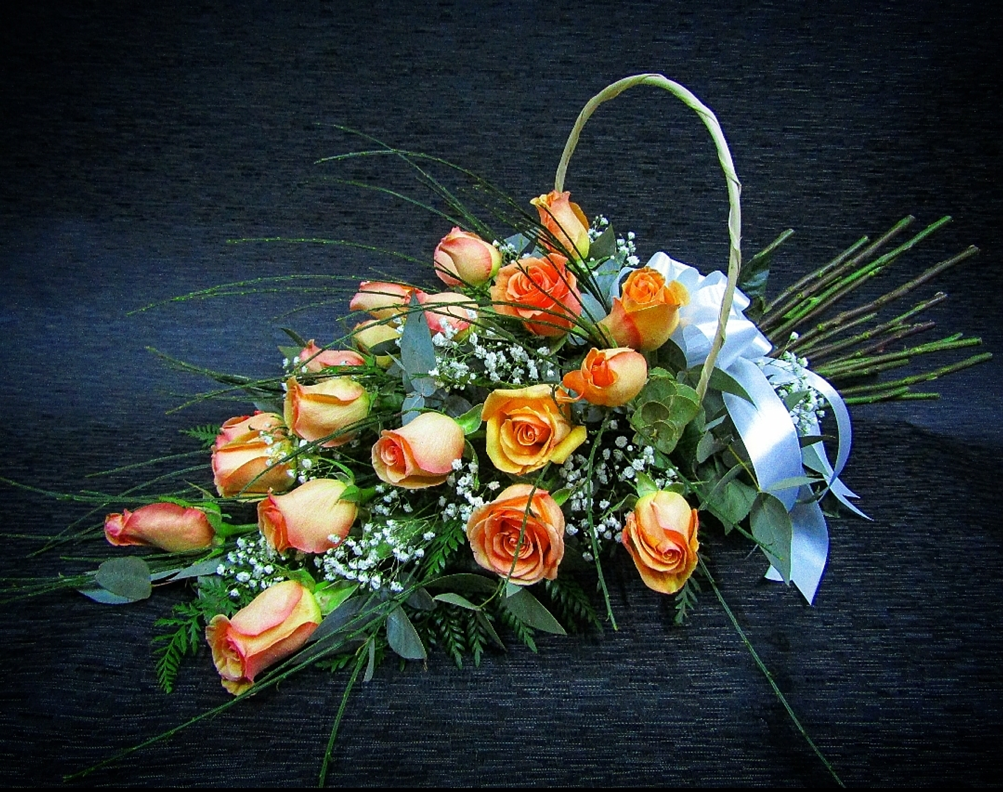 Ramo de rosas damasco en cesta tendida 1