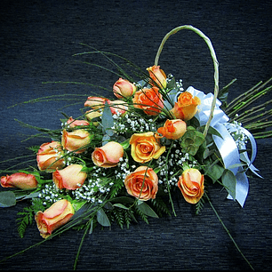 Ramo de rosas damasco en cesta tendida