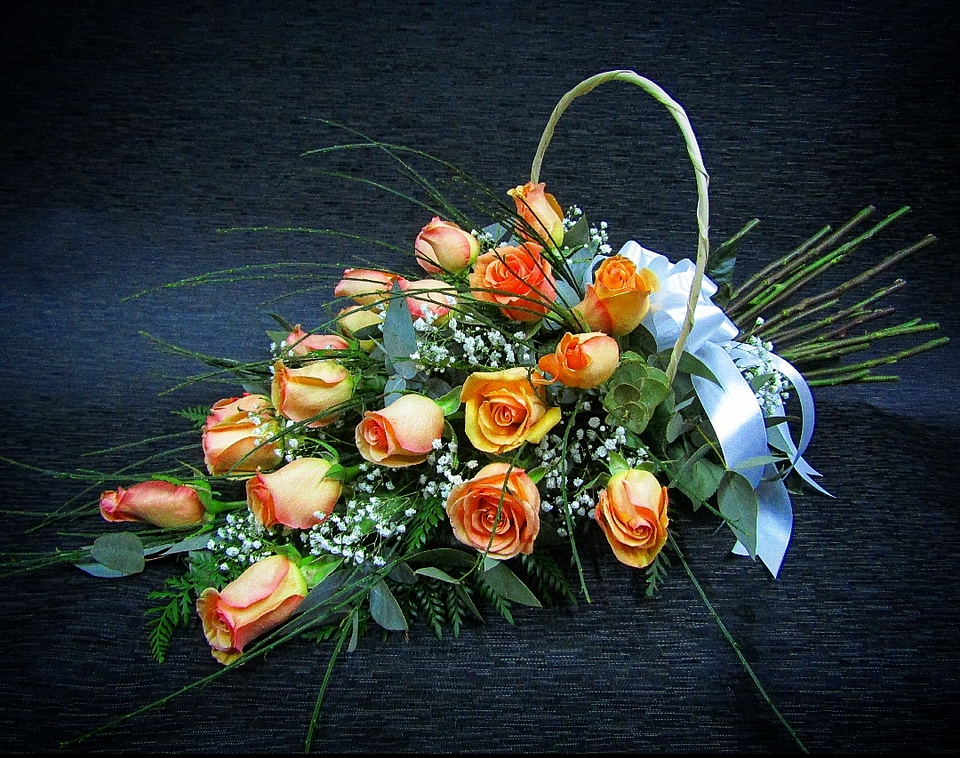 Ramo de rosas damasco en cesta tendida 1