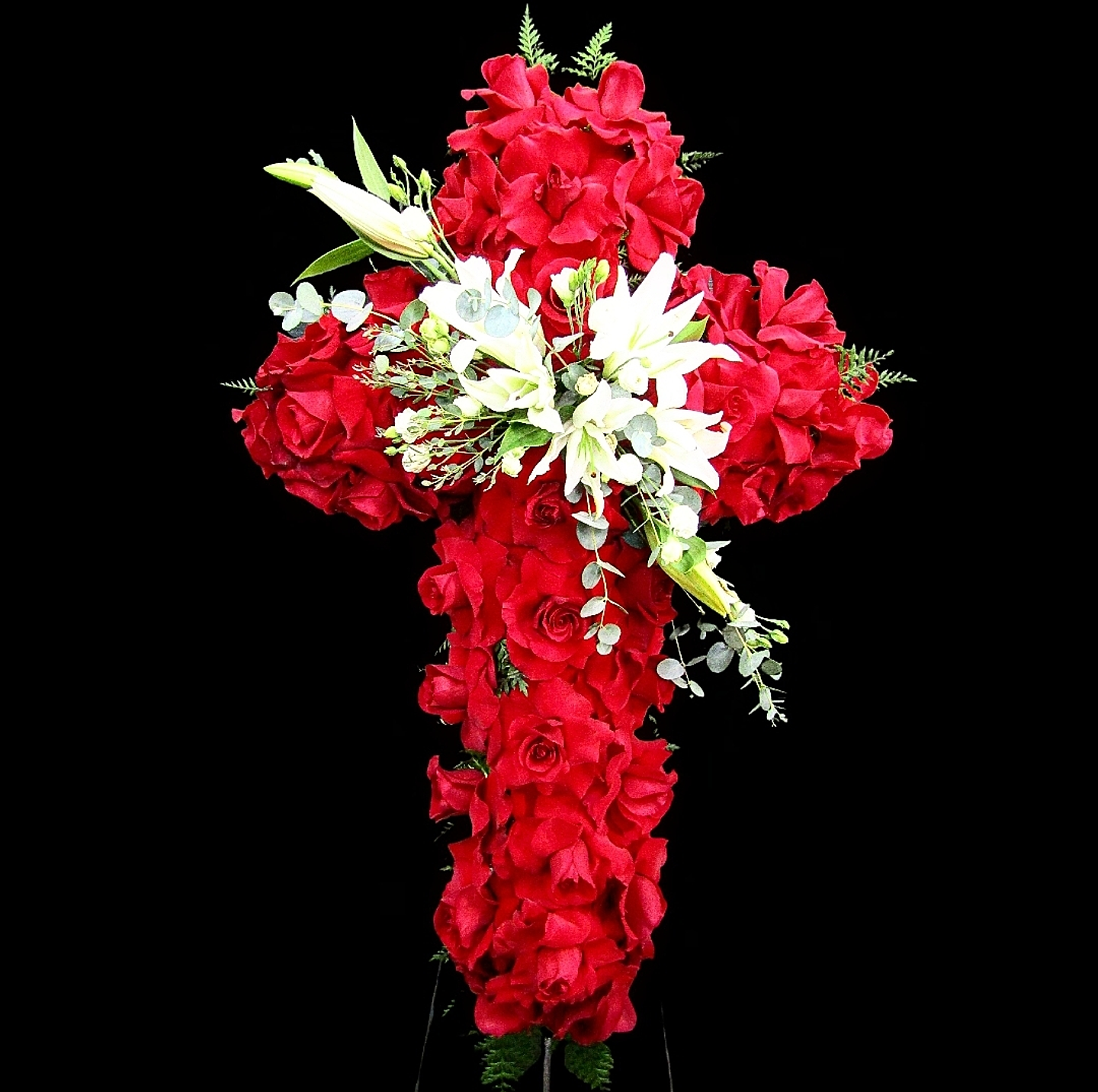 Cruz de rosas rojas en atril 1