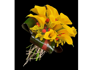 Ramo atado de calas e hipéricos en sisal