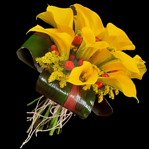 Ramo atado de calas e hipéricos en sisal