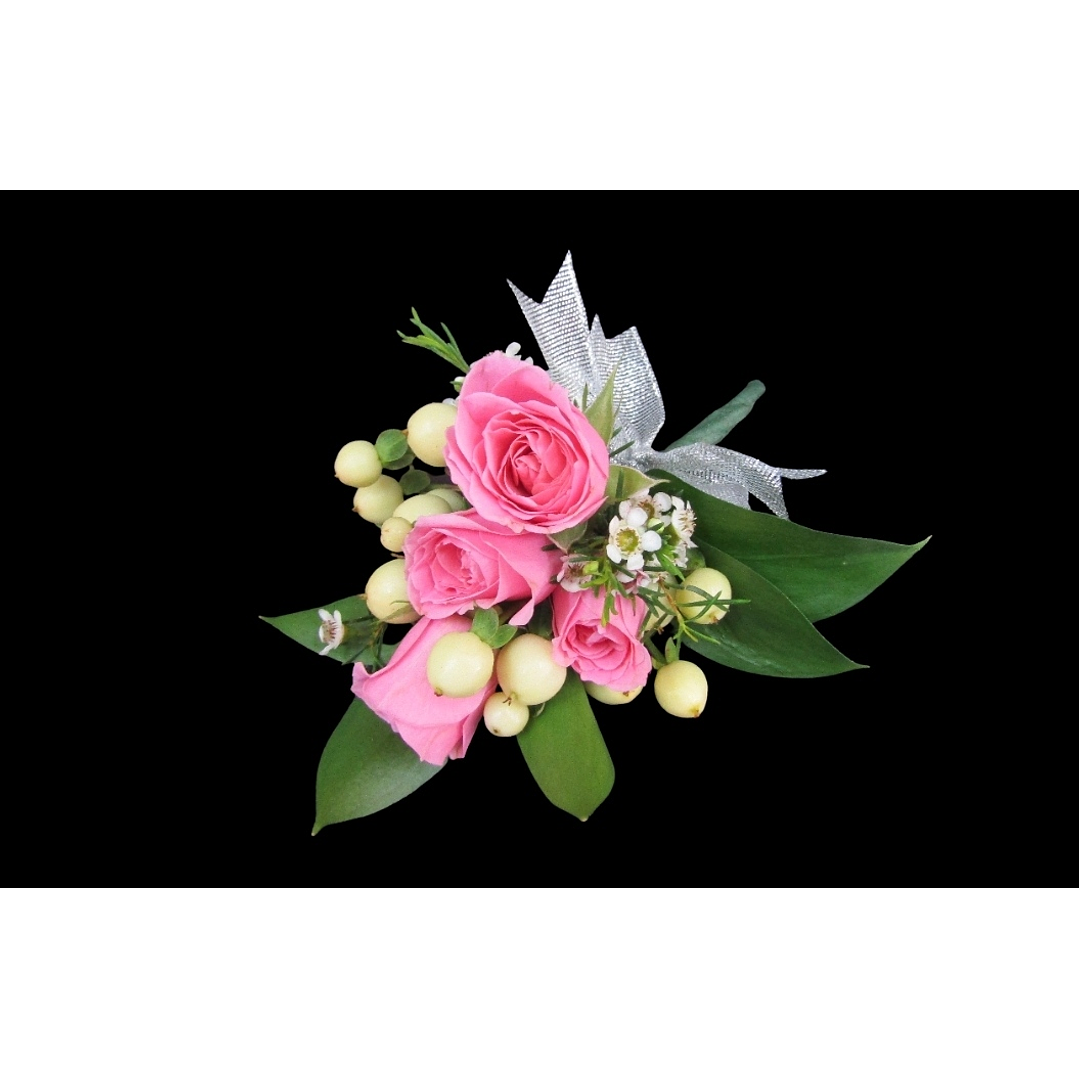 Boutonniere de mini rosas rosadas 1