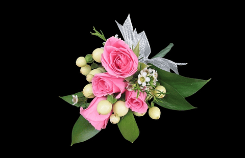 Boutonniere de mini rosas rosadas