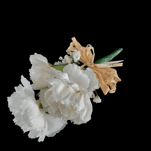 Boutonniere de dianthus blancos 