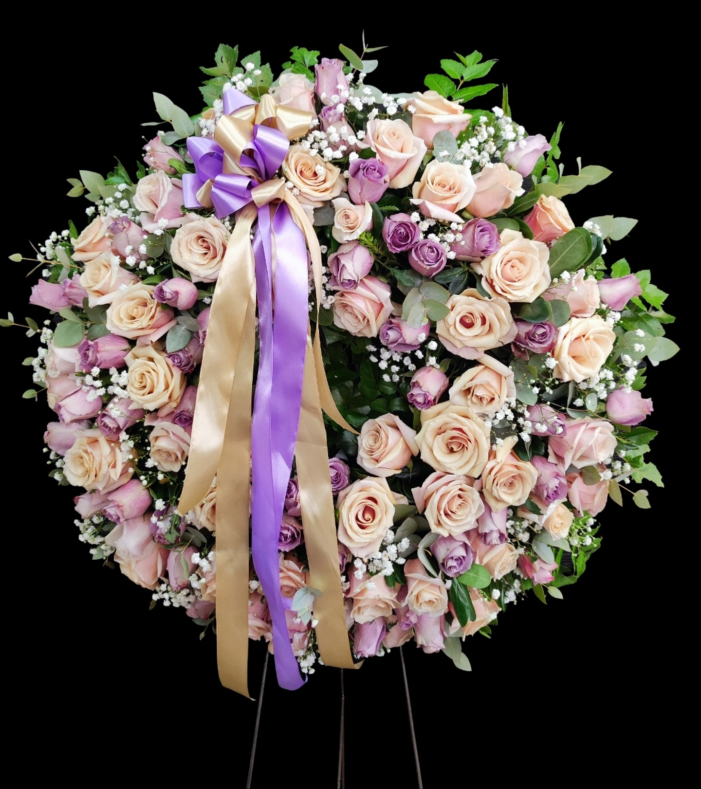 Corona de 100 rosas en atril 1