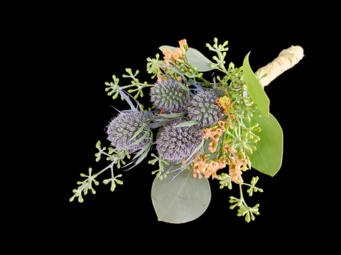 Boutonniere de eringios, eucaliptus y limonium