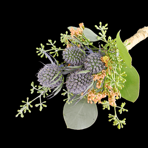 Boutonniere de eringios, eucaliptus y limonium