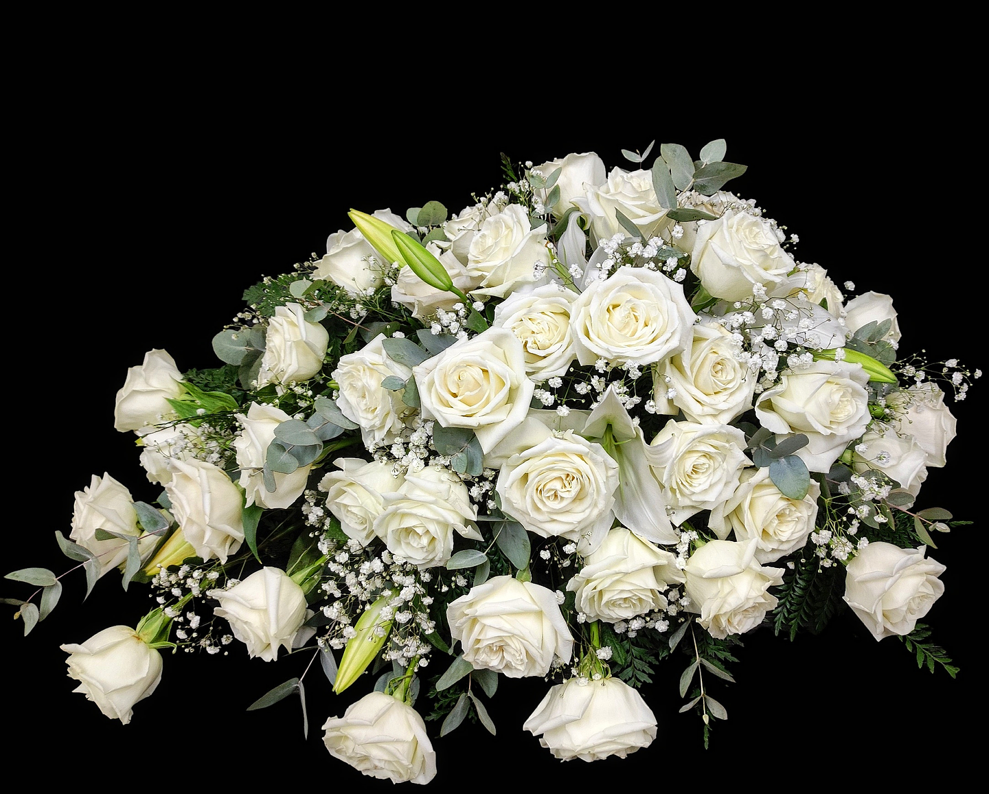 Cubre urna en forma de gota de 75 rosas blancas  1