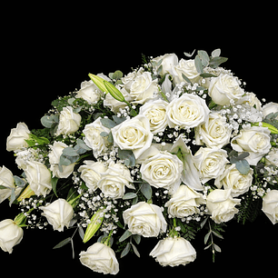 Cubre urna en forma de gota de 75 rosas blancas 