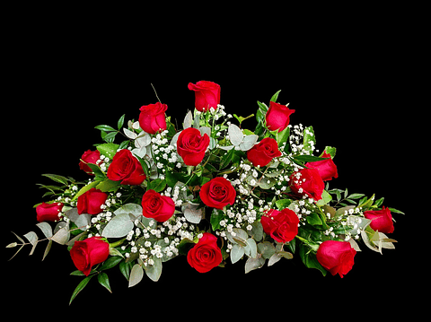 Cojín ovalado de rosas rojas de condolencias