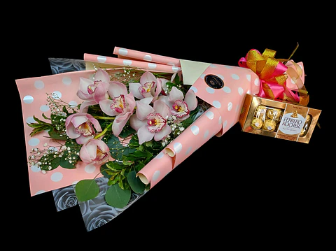 Orquídea Cymbidium en vara y bombones Ferrero 8 unidades.