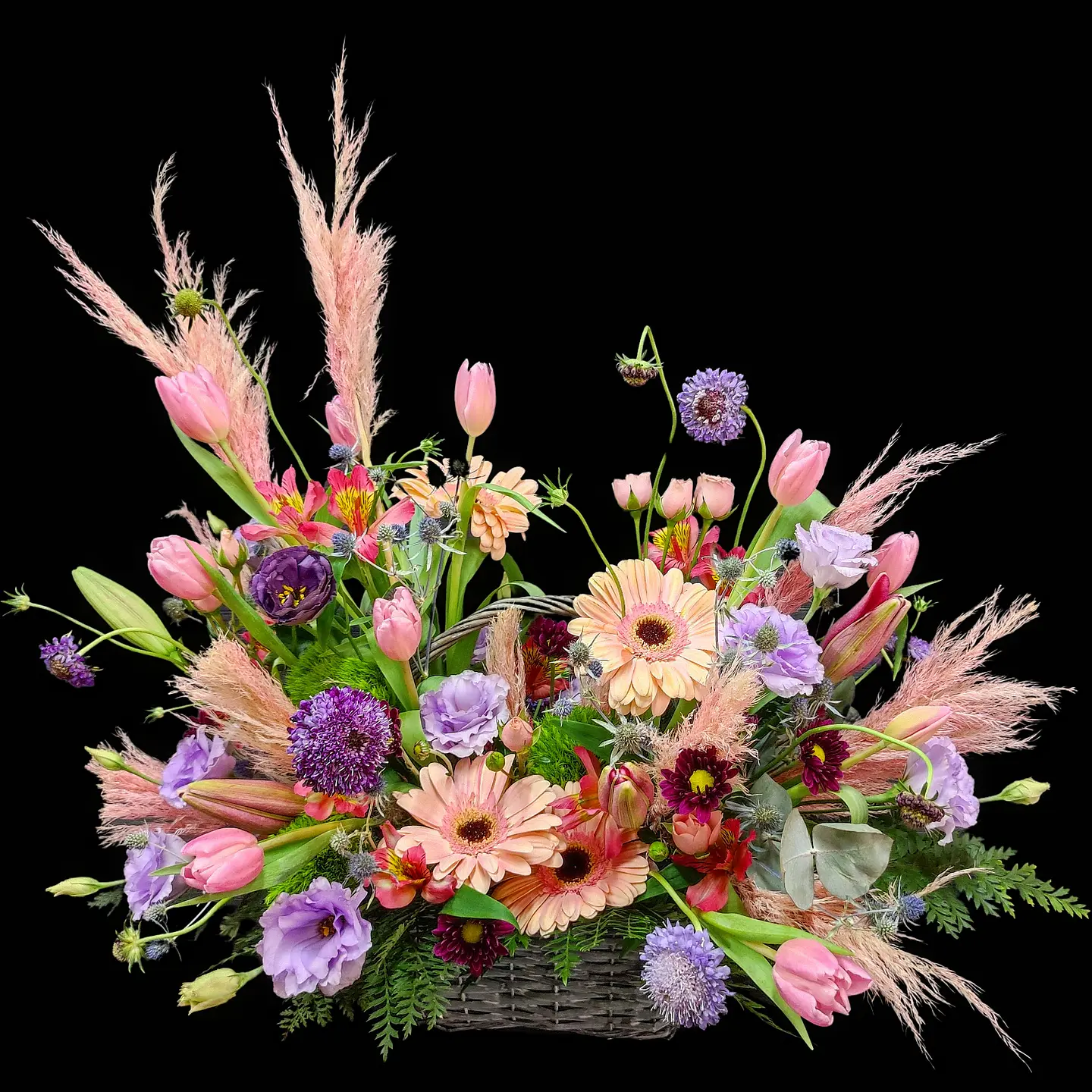 Delicious coquette cesta de tulipanes  1