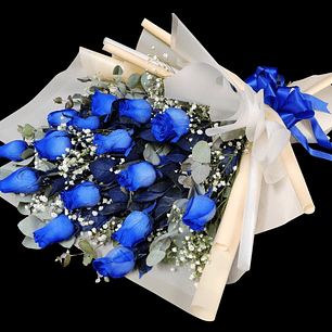 Ramo tendido de rosas azules.