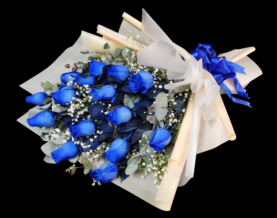 Ramo tendido de rosas azules. 1