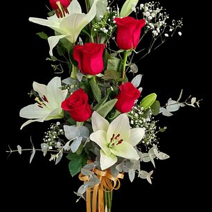 Florero de rosas y lilium 