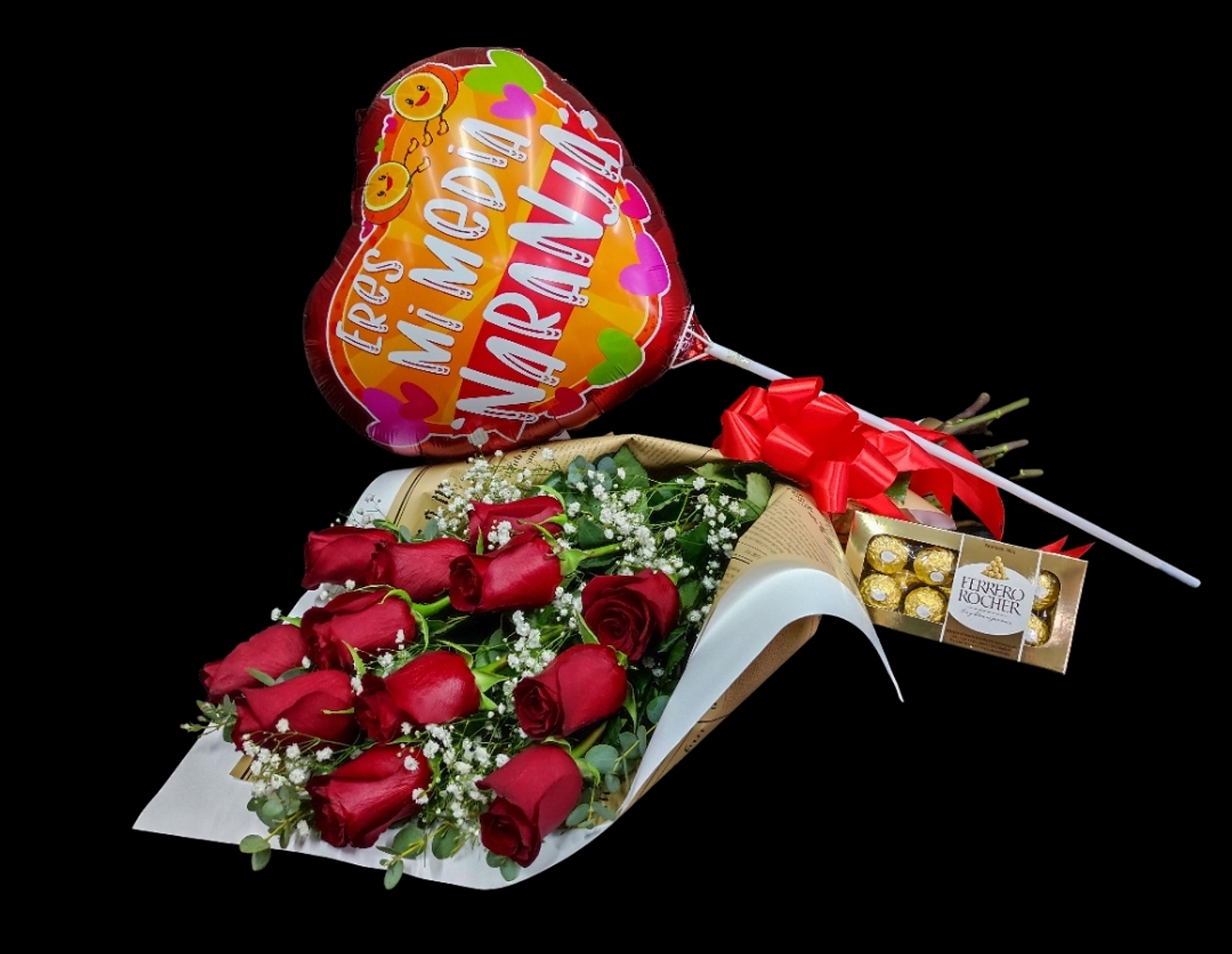 Ramo tendido de 12 rosas rojas, bombones y globo 1