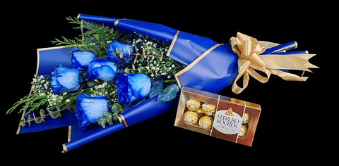 Ramo de rosas azules y bombones 