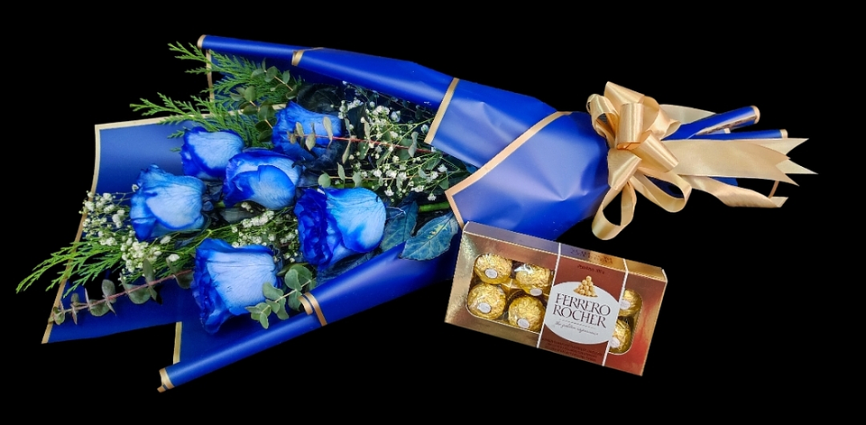 Ramo de rosas azules y bombones  1