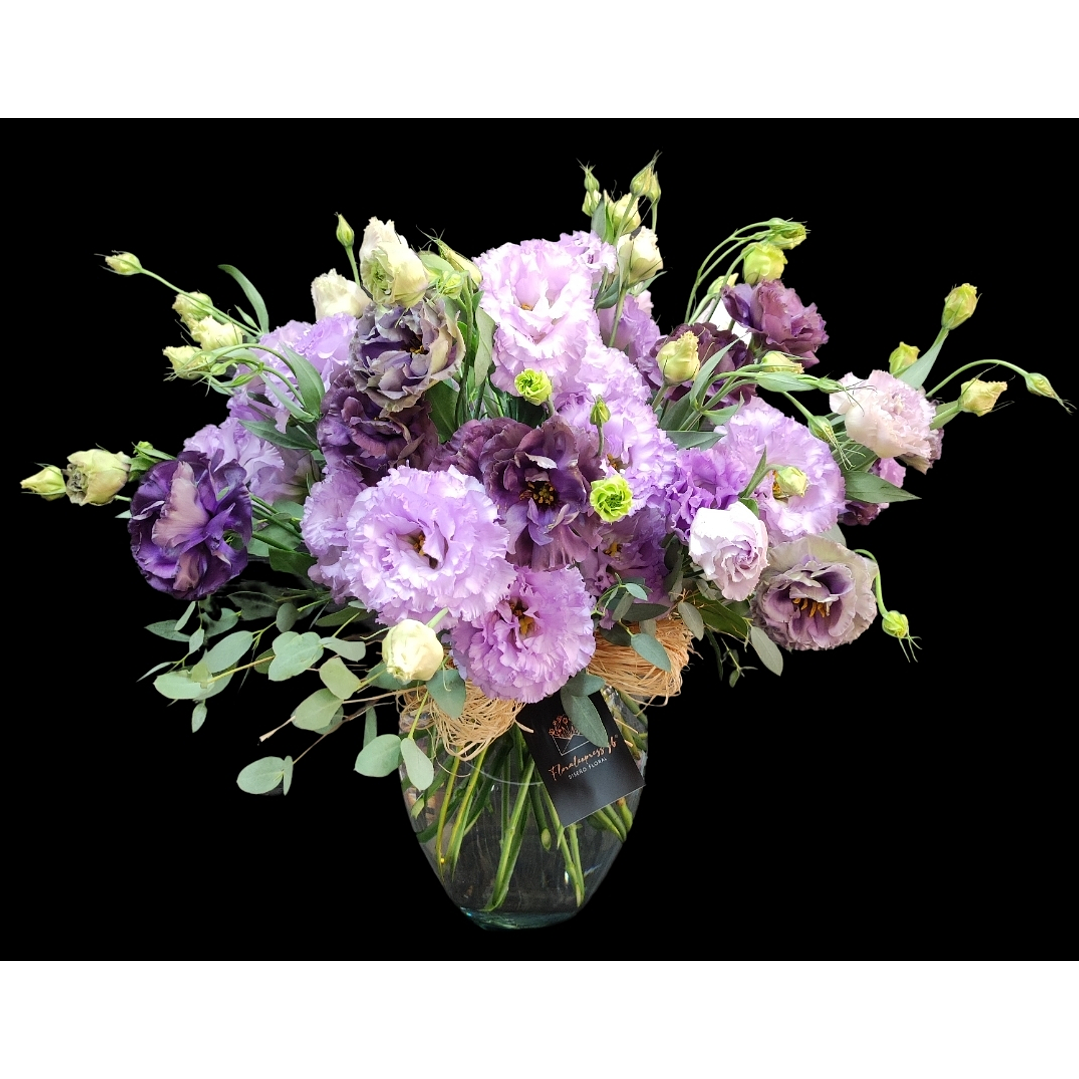 Florero de lisianthus morados y lilas 1