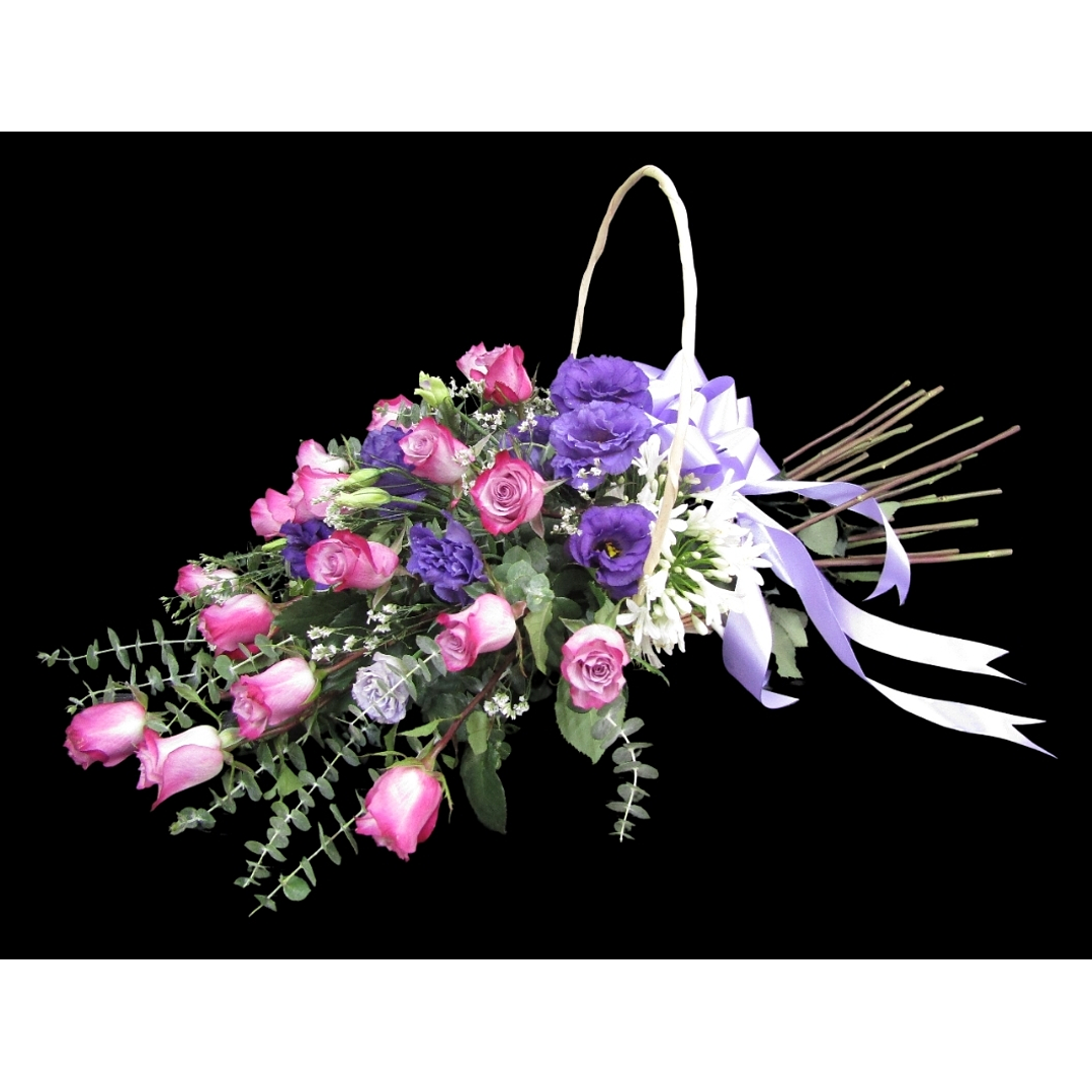 Cesta de rosas moradas en forma de ramo 1