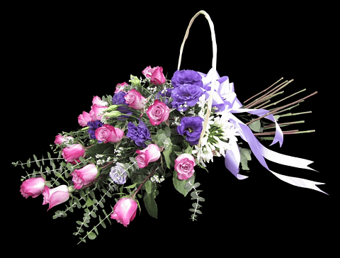 Cesta de rosas moradas en forma de ramo