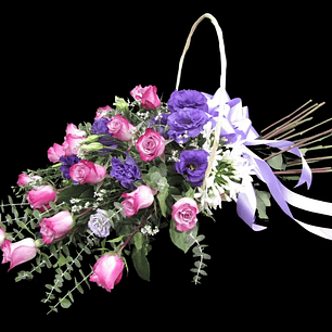 Cesta de rosas moradas en forma de ramo