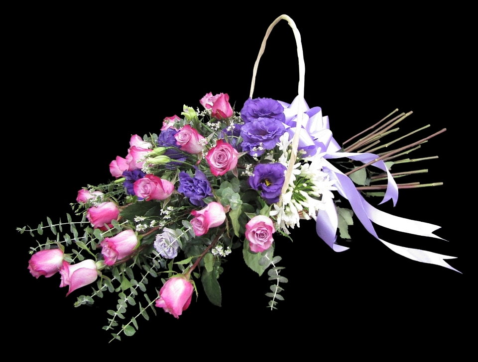 Cesta de rosas moradas en forma de ramo 1