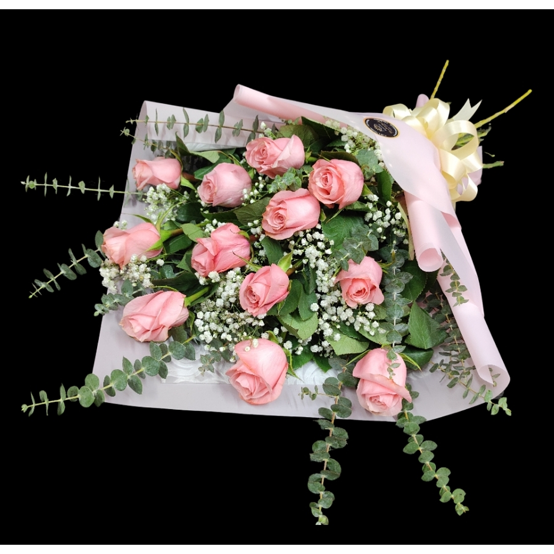 Ramo de 12 rosas rosados tendido 1