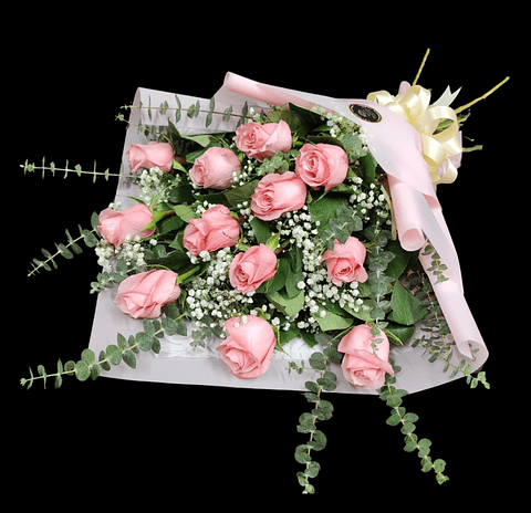 Ramo de 12 rosas rosados tendido